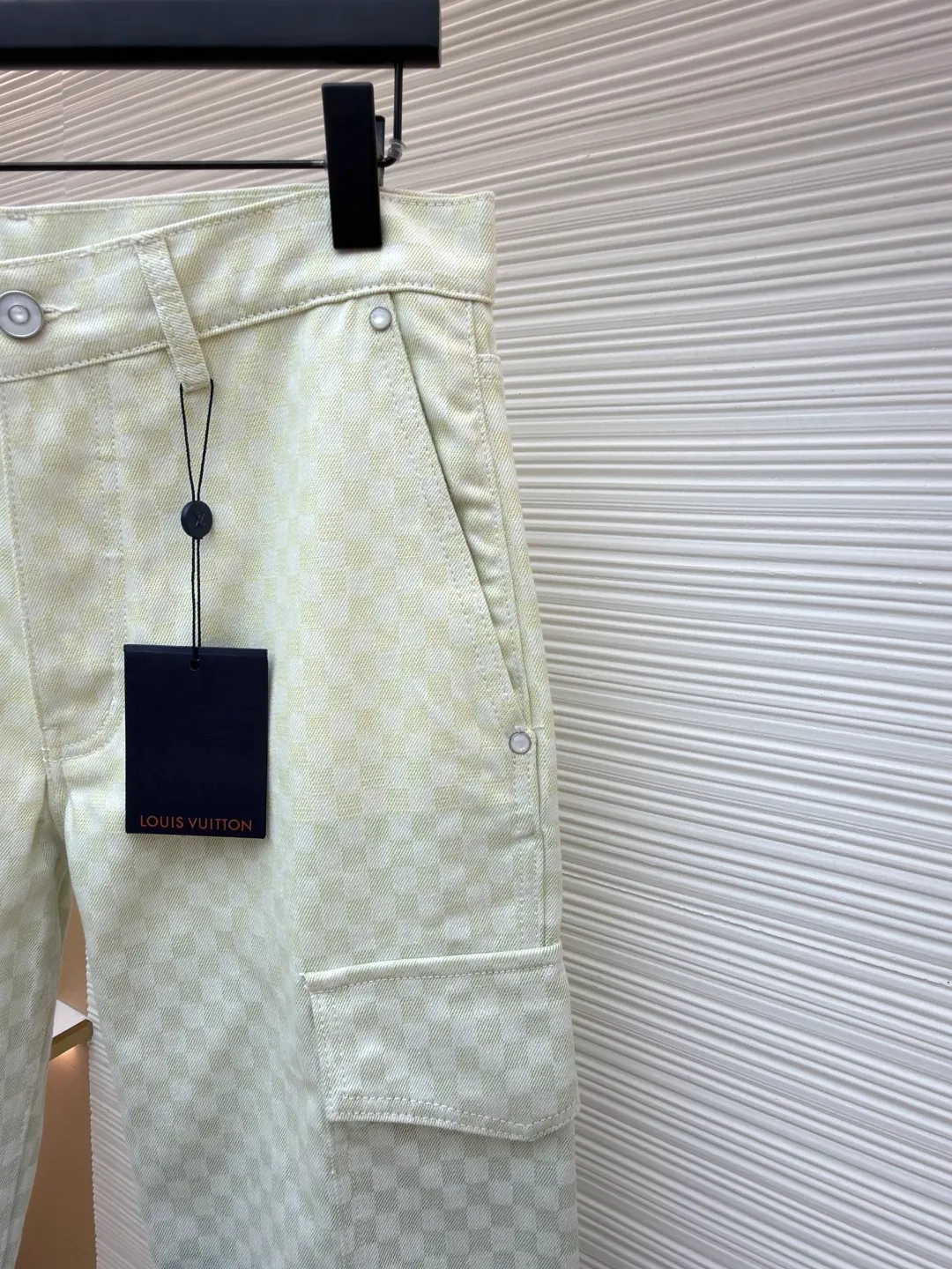 LOUIS VUITTON gradient jacquard denim overalls ●Authentic product: purchased and developed by 16900 ●Item number: 1680989-B85 ●Fabric: denim fabric ●Technology: jacquard texture ●Version: fitted version ●Size: 28-30-32-34-36 ●Weight: about 760 grams ●Description: The whole body is decorated with Der jacquard texture showing an elegant gradient, the chest is decorated with button flap pockets, and pearlescent metal denim buttons